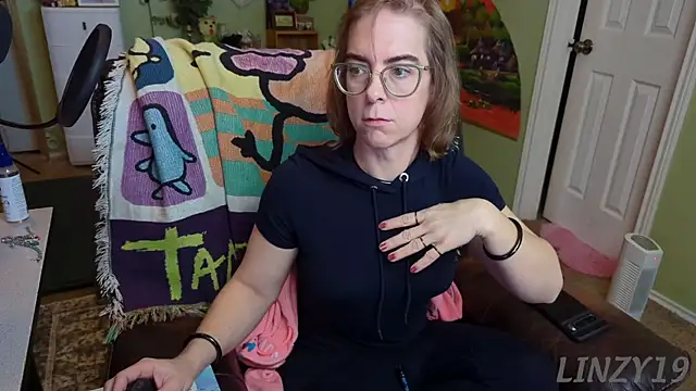 Snapshot of Linzy_19 chatting on February 2025 06:43:02 PM Linzy 19 online show from February 2025 06:43:02 PM