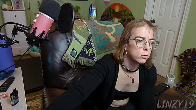 Snapshot of Linzy_19 chatting on February 2025 04:15:01 PM Linzy 19 online show from February 2025 04:15:01 PM