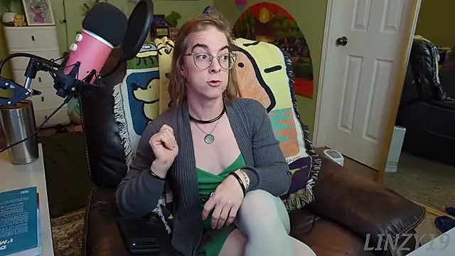 Snapshot of Linzy_19 chatting on March 2025 05:56:01 PM Linzy 19 online show from March 2025 05:56:01 PM