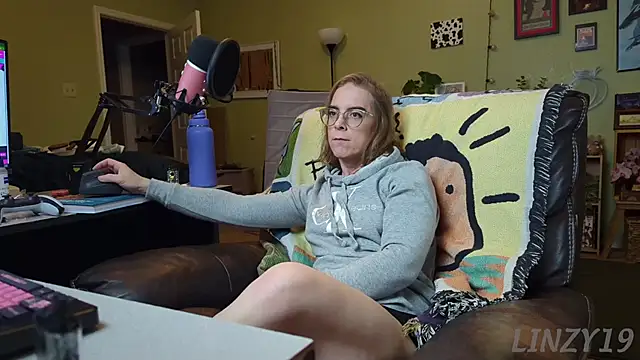 Snapshot of Linzy_19 chatting on March 2025 02:36:01 AM Linzy 19 online show from March 2025 02:36:01 AM