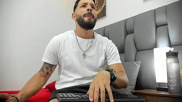 Thiagogomez online show from March 2026 07:18:02 PM