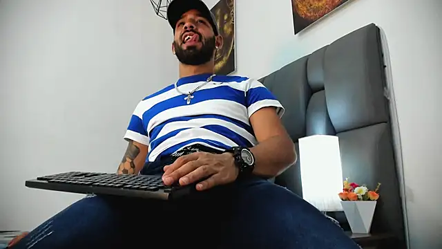 Thiagogomez online show from April 2026 07:19:02 PM