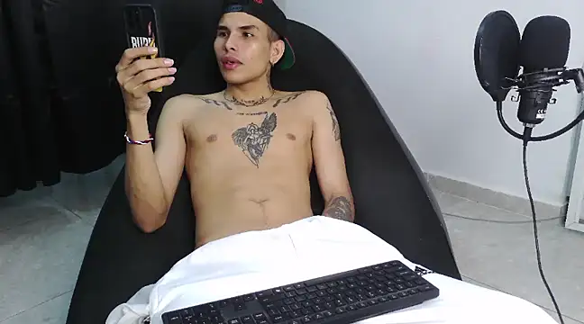 Snapshot of hot_king20 chatting on February 2025 07:42:02 AM hot king20 online show from February 2025 07:42:02 AM