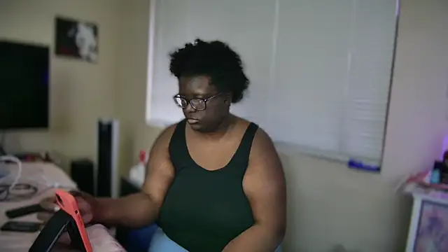 Snapshot of Yagurl__west chatting on February 2025 12:58:02 AM Yagurl west online show from February 2025 12:58:02 AM