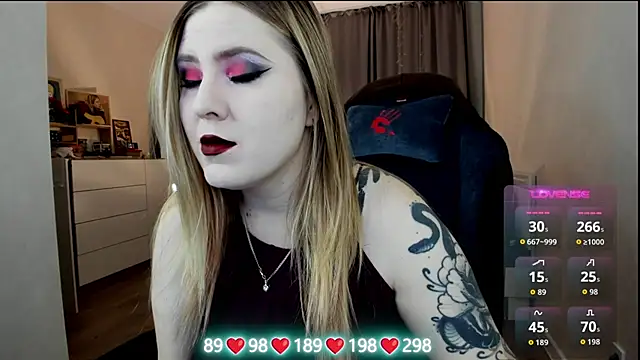 Olivia Munk online show from December 2025 05:04:02 AM