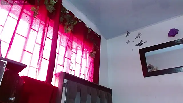 Snapshot of DULCE_ZOE chatting on April 2026 07:33:01 PM DULCE ZOE online show from April 2026 07:33:01 PM