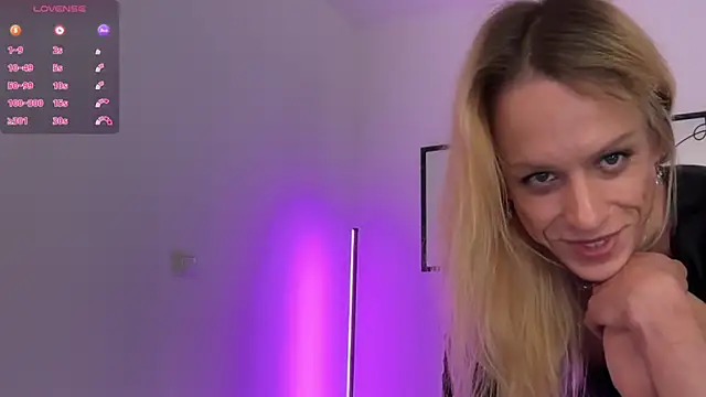 julia-01 online show from November 2025 10:15:02 PM