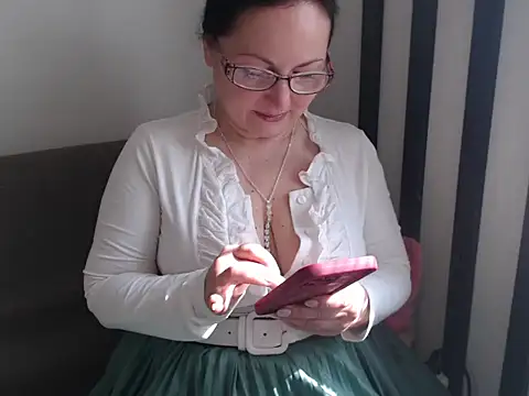 Snapshot of Alma44 chatting on May 2026 06:41:02 AM Alma44 online show from May 2026 06:41:02 AM