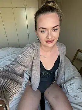 Snapshot of ElenaRebelle chatting on May 2026 04:53:02 AM ElenaRebelle online show from May 2026 04:53:02 AM