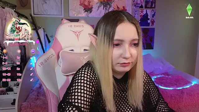 Snapshot of Evie_Ro chatting on December 2024 11:03:02 PM Evie Ro online show from December 2024 11:03:02 PM